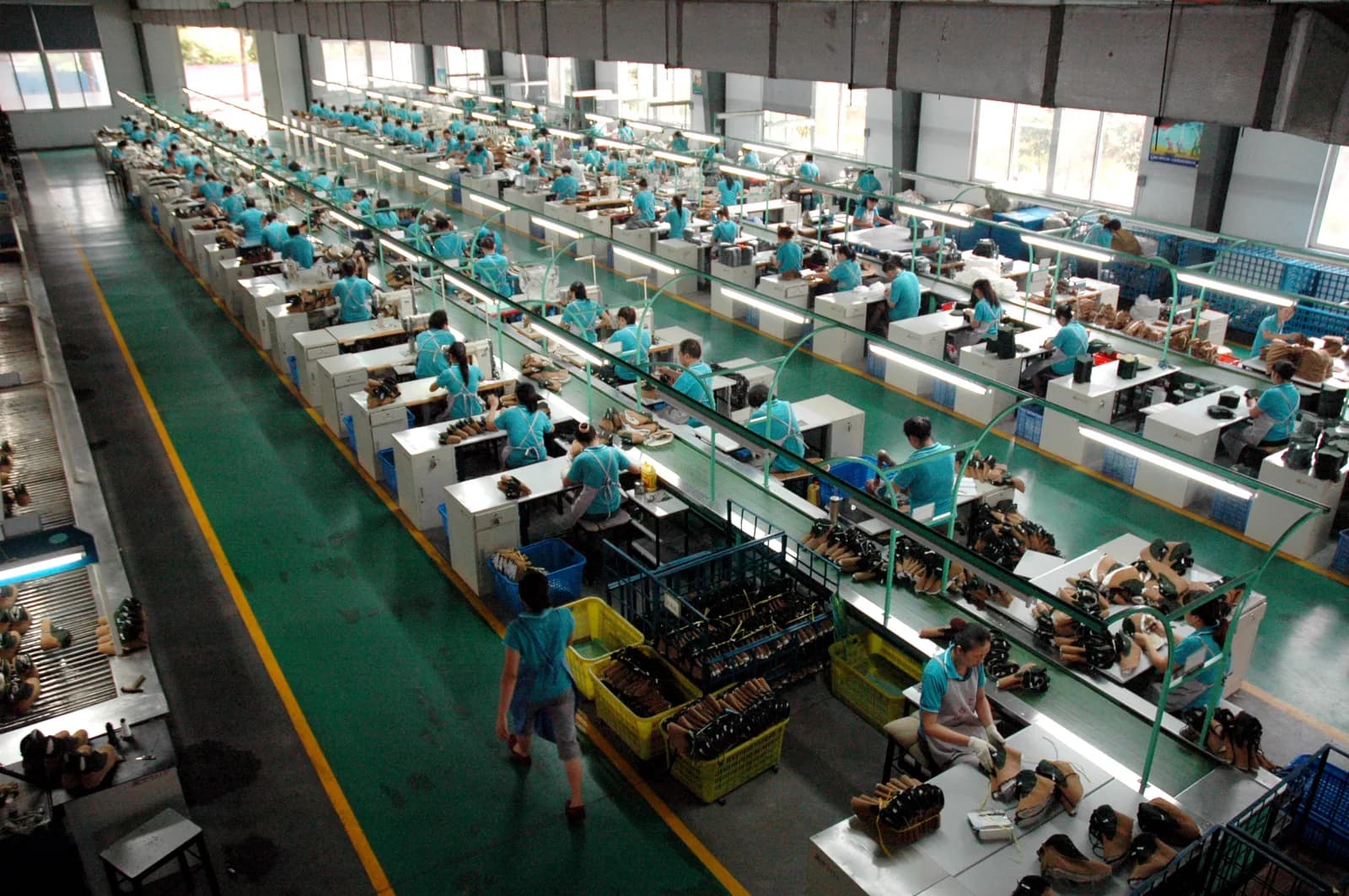 Safety footwear assembly process in a production workshop